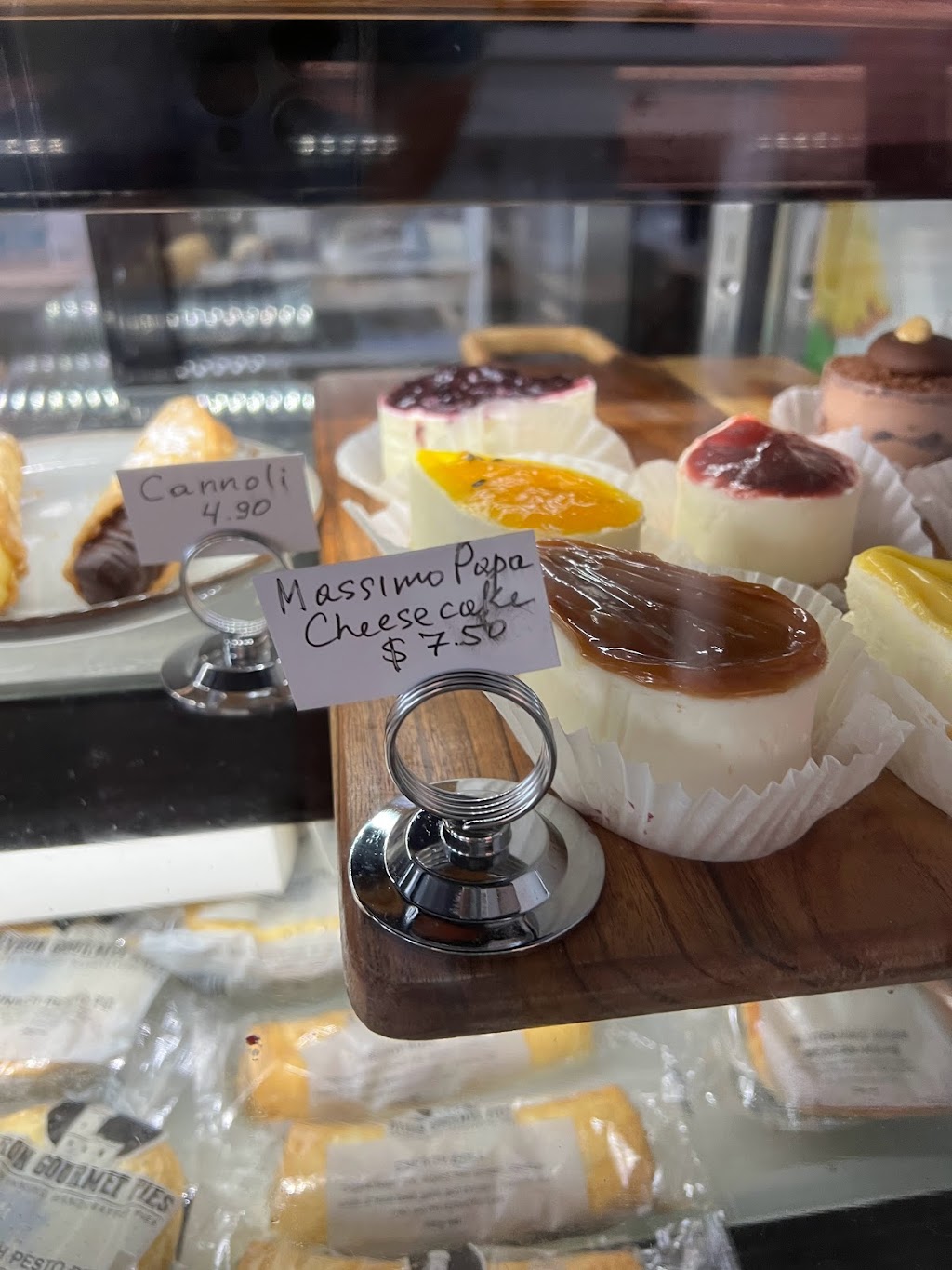 Mishka Flower Cafe | 89 Railway St, Corrimal NSW 2518, Australia | Phone: 0456 679 443