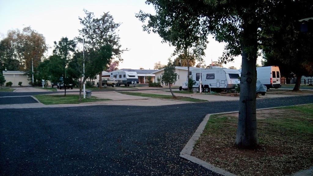 Double D Caravan Park | 42 Bogan St, Peak Hill NSW 2869, Australia | Phone: (02) 6869 1797