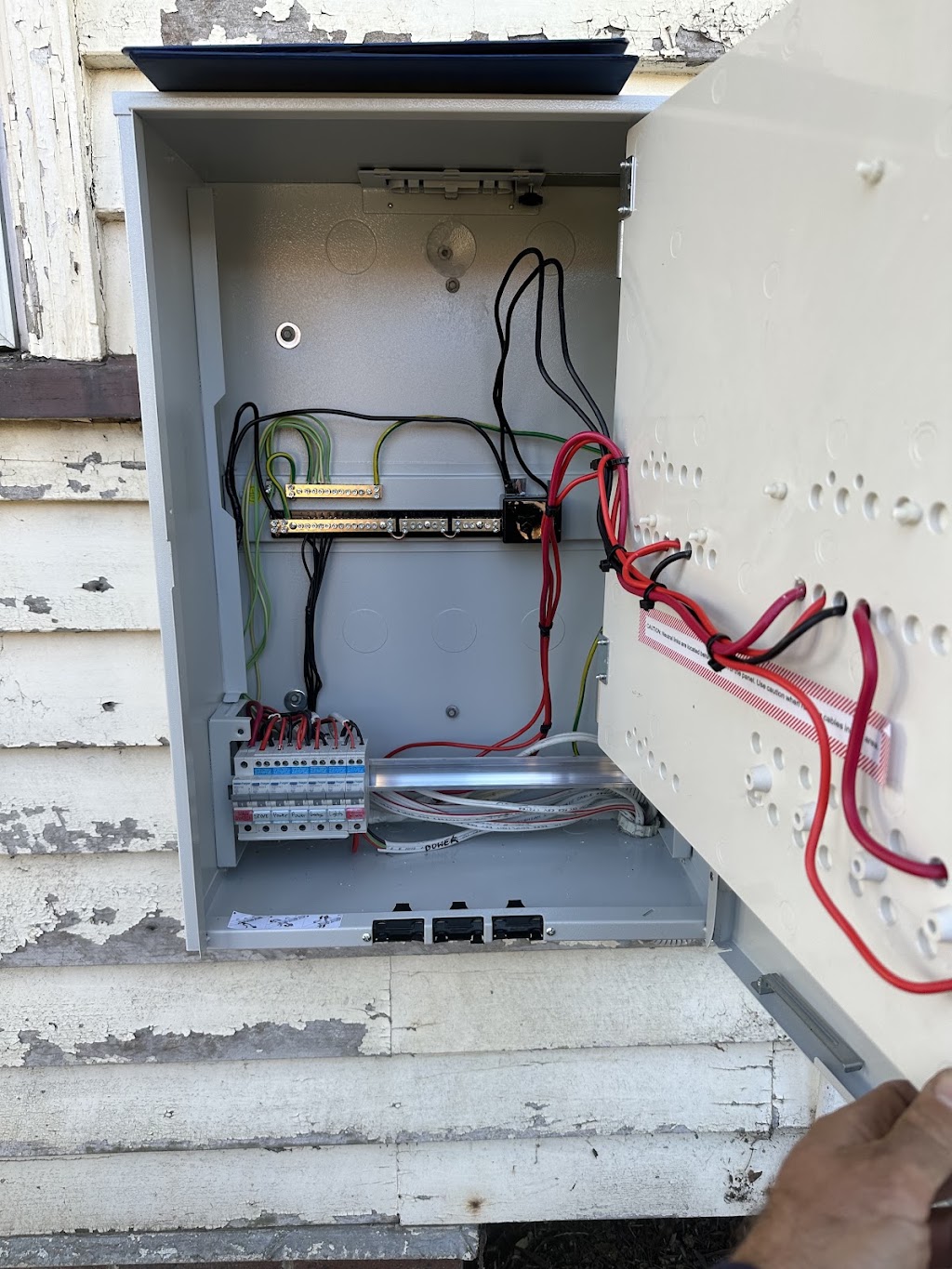 Limov Electrical Contracting | 19 Fourth Ave, Scarborough QLD 4020, Australia | Phone: 0406 156 912