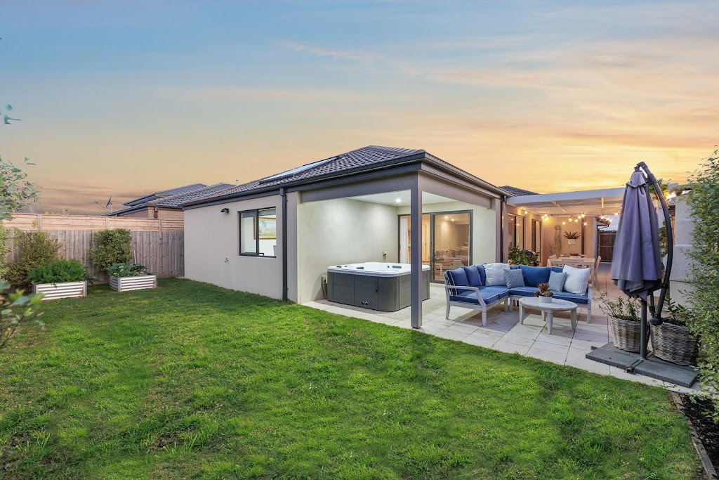 Villa Bowie | 61 Iris Lp, Armstrong Creek VIC 3217, Australia | Phone: (03) 8842 9397