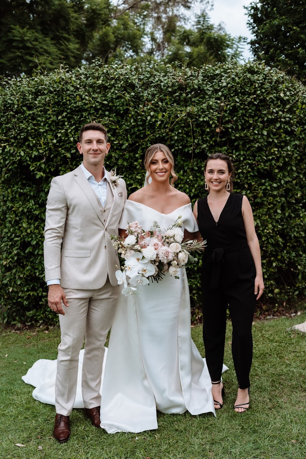 Love by Lara Celebrant and MC | Pacific Parade, Currumbin QLD 4223, Australia | Phone: 0403 836 659