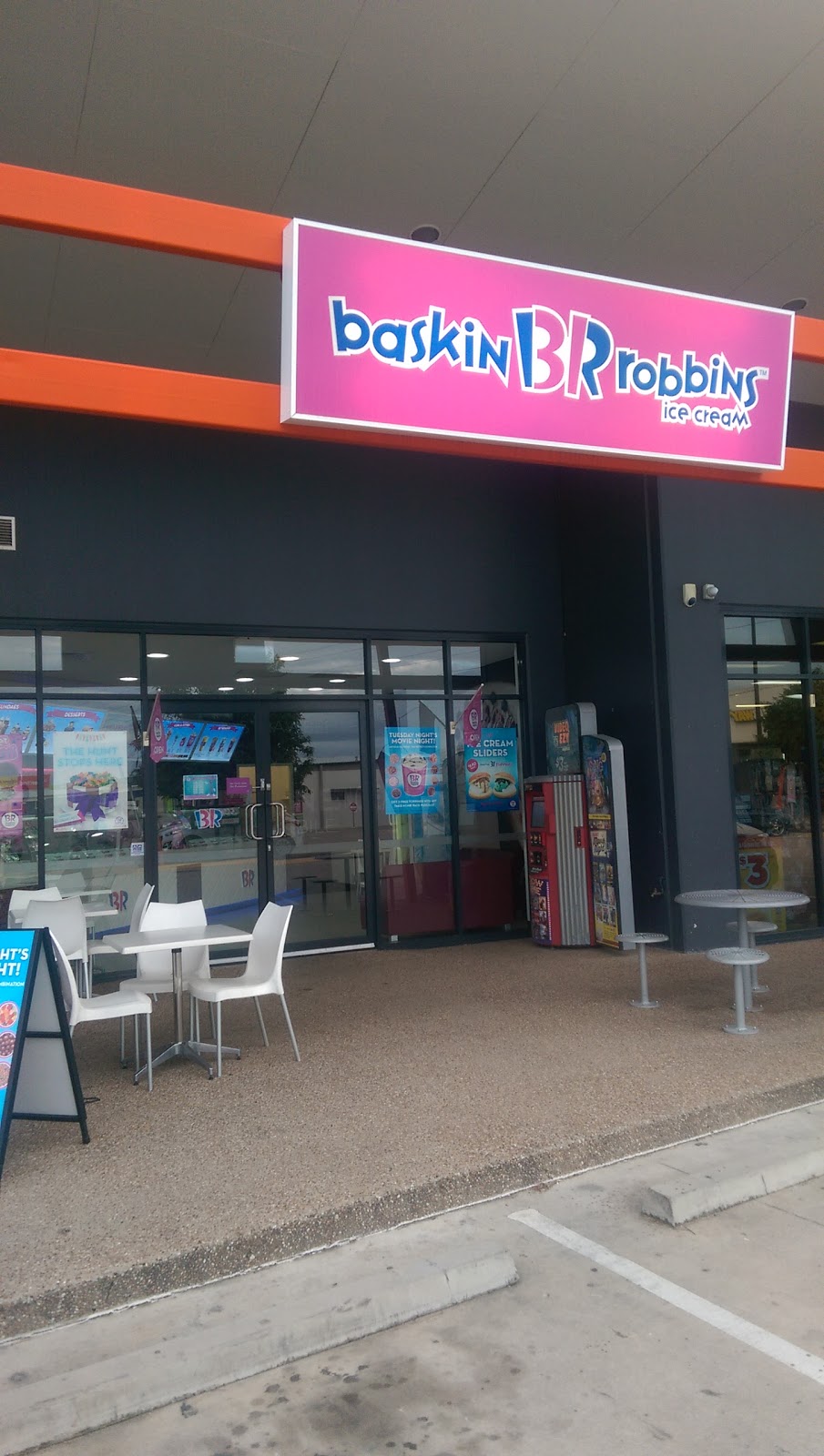 Baskin-Robbins | cafe | 2/10 Deeragun Rd, Deeragun QLD 4818, Australia | 0457706868 OR +61 457 706 868