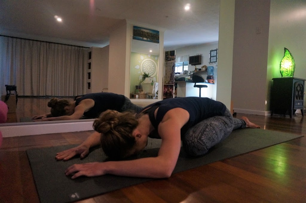 Falling Leaf Yoga and Massage | 2 Daveson Rd, Birkdale QLD 4159, Australia | Phone: 0411 498 051