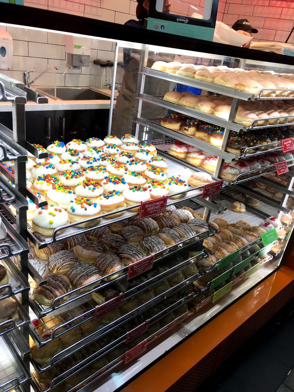 Daniels Donuts Highpoint | cafe | Level 1/200 Rosamond Rd, Maribyrnong VIC 3032, Australia | 0395475950 OR +61 3 9547 5950