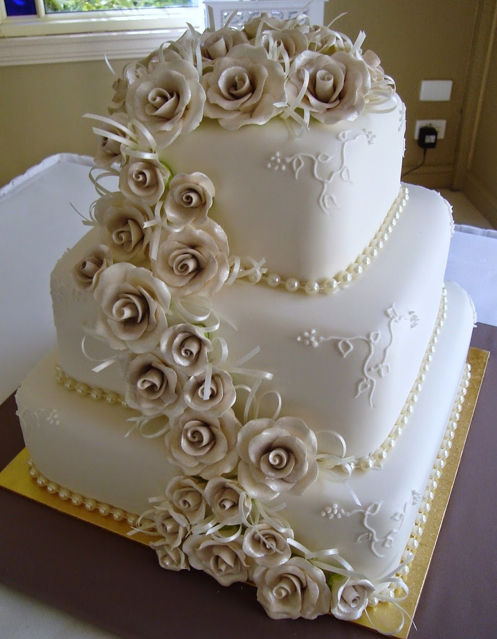 Sues Wedding Cakes & Bridal Accessories | bakery | 8 Valley Dr, Tamworth NSW 2340, Australia | 0439067305 OR +61 439 067 305