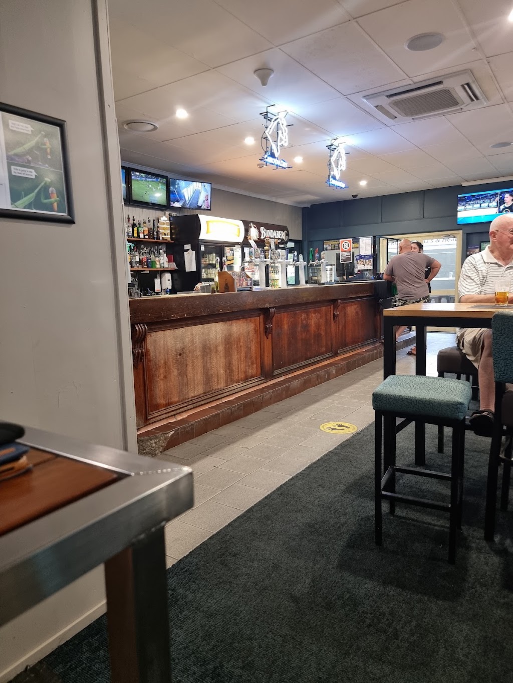 Manning River Hotel | bar | 20 Oxley St, Taree NSW 2430, Australia | 0265523116 OR +61 2 6552 3116