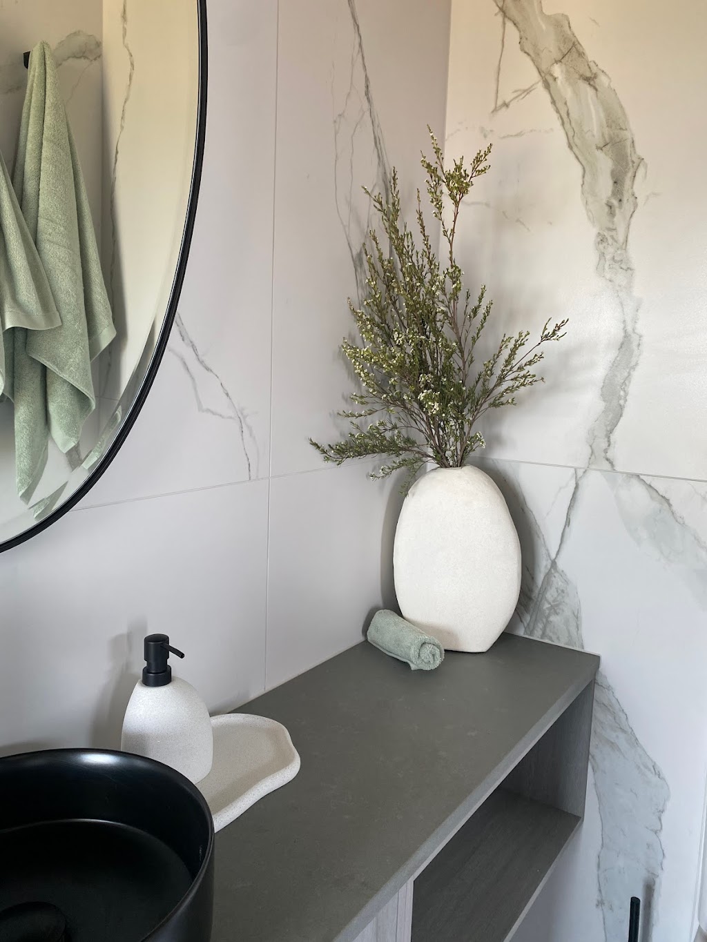 Oakhill Estate Glasshouse Cabins | 374 Clear Creek Rd, Clear Creek NSW 2795, Australia | Phone: 0421 856 030