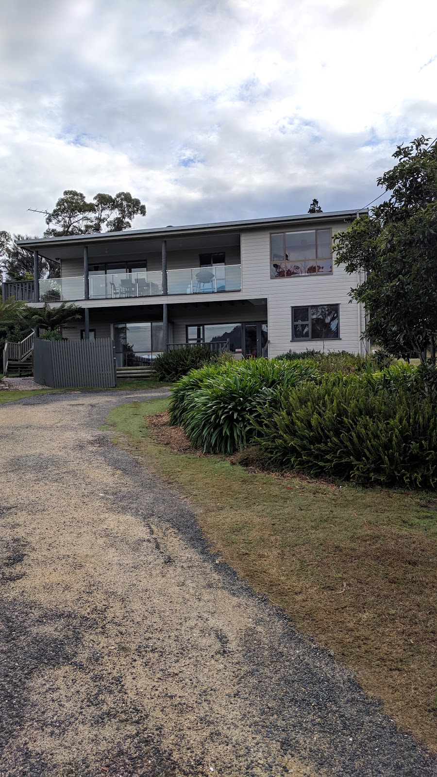 Cove Beach Apartments | 97 Esplanade, Coles Bay TAS 7215, Australia | Phone: (03) 6257 0119