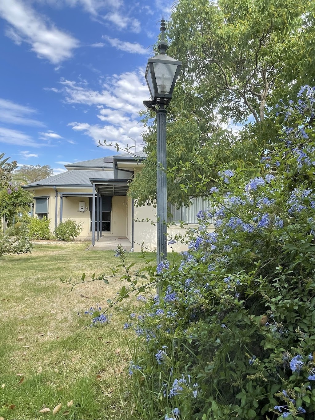 Manas Guesthouse Benalla | 103 Clarke St, Benalla VIC 3672, Australia | Phone: 0481 292 719