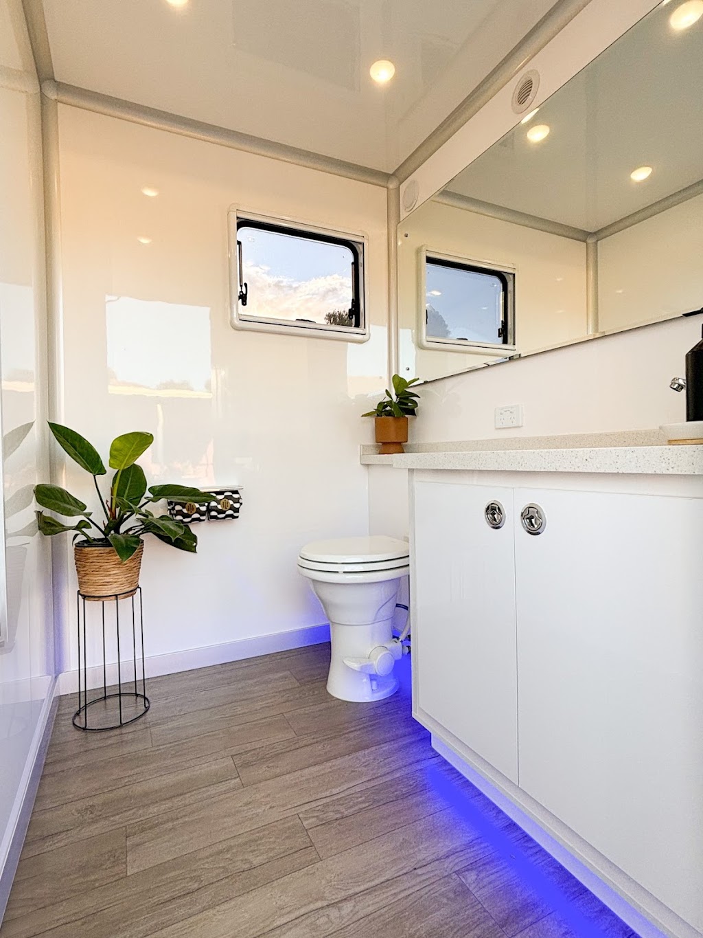 DLuxe Restroom Trailers | 26 Siesta Dr, Murray Bridge East SA 5253, Australia | Phone: 0422 040 340