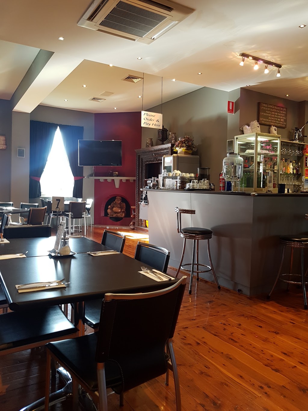 The Old Bank | restaurant | 2 Murray St, Tocumwal NSW 2714, Australia | 0358743291 OR +61 3 5874 3291