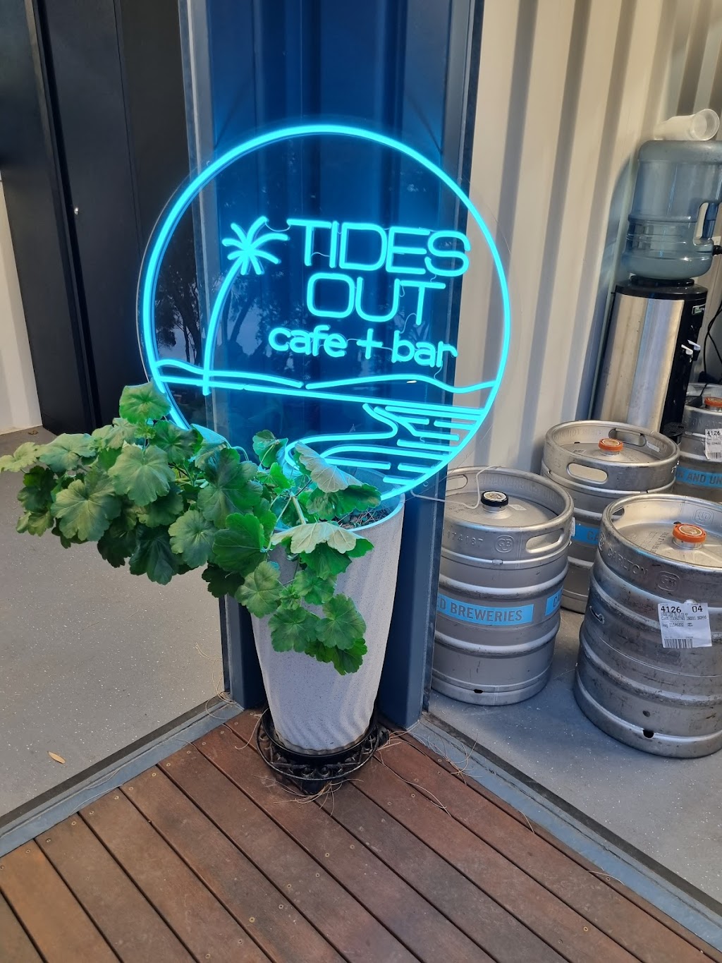 Tides Out Cafe And bar | cafe | 101 Boronia Dr, Poona QLD 4650, Australia | 0741298167 OR +61 7 4129 8167