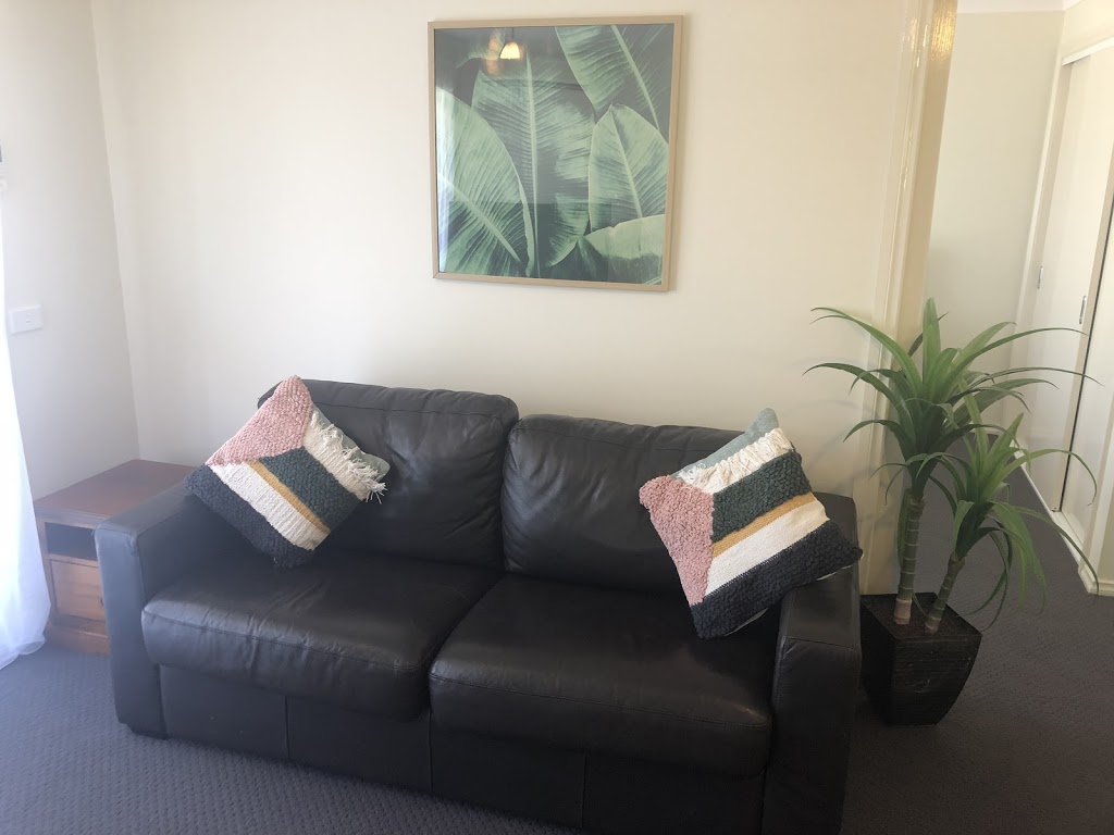 A Poet’s Corner (fully self contained accomodation) | 2 Henry Lawson Walk, Point Cook VIC 3030, Australia | Phone: 0431 689 570