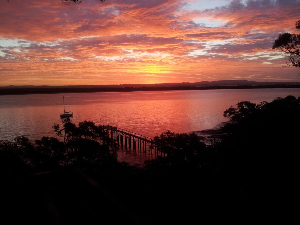 Sunset Waters | lodging | 126 Western Rd, MacLeay Island QLD 4184, Australia | 0425714753 OR +61 425 714 753