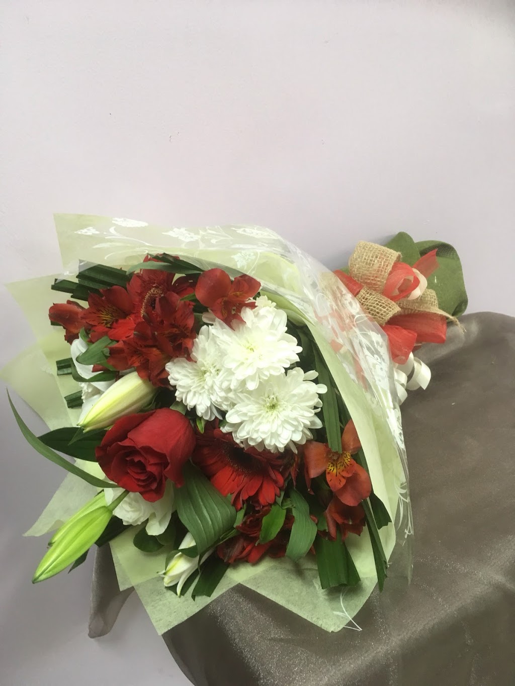 Ellies Flowers | florist | 57 Leabons Ln, Seven Hills NSW 2147, Australia | 0296761923 OR +61 2 9676 1923