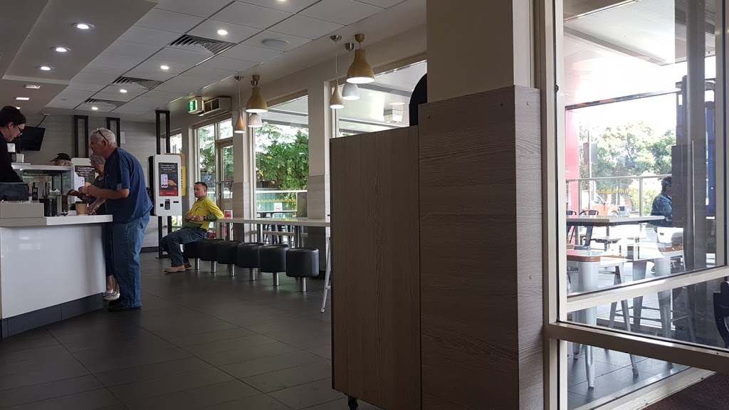 McDonalds Deniliquin | cafe | 386-388 Charlotte St, Deniliquin NSW 2710, Australia | 0358817344 OR +61 3 5881 7344