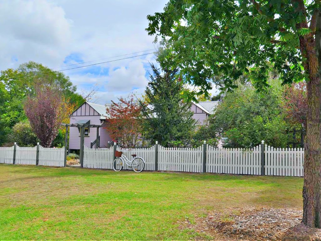 Briar Rose Cottages | 66 Wallangarra Rd, Stanthorpe QLD 4380, Australia | Phone: 0427 327 344