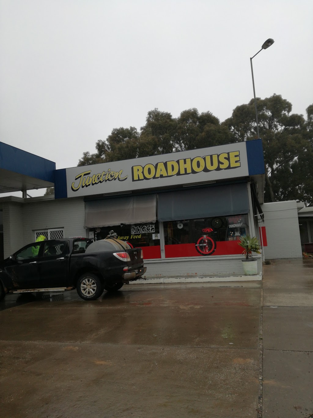 The Junction Roadhouse | meal takeaway | 1 Melbourne Rd, St Arnaud VIC 3478, Australia | 0354951685 OR +61 3 5495 1685