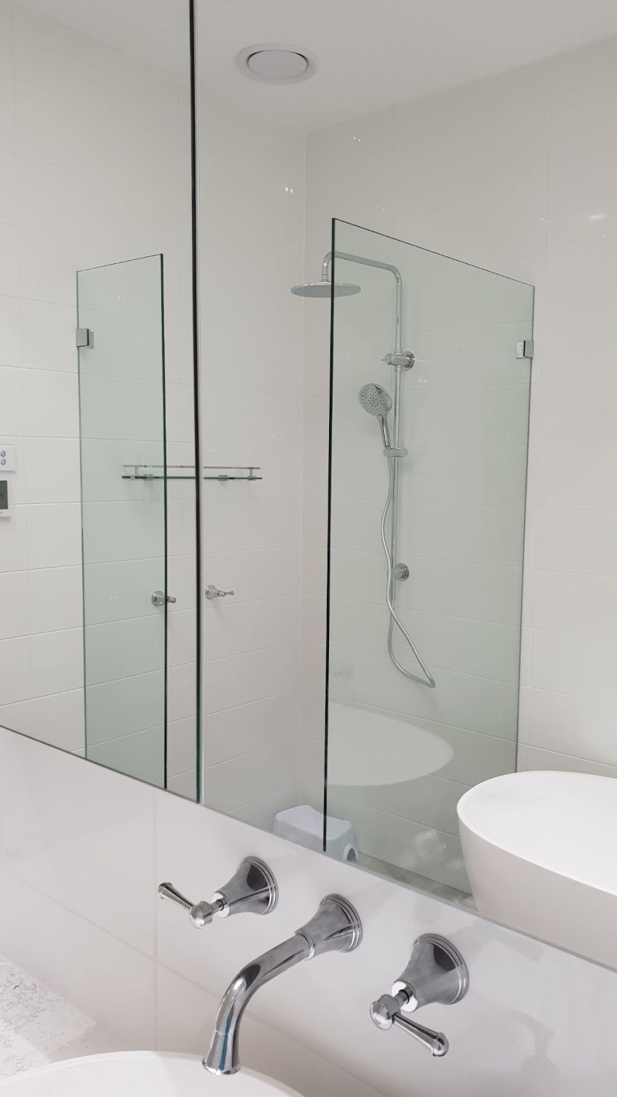 Frameless glass showers & pool fencing | Ilford Ave, Buttaba NSW 2283, Australia | Phone: 0414 532 616