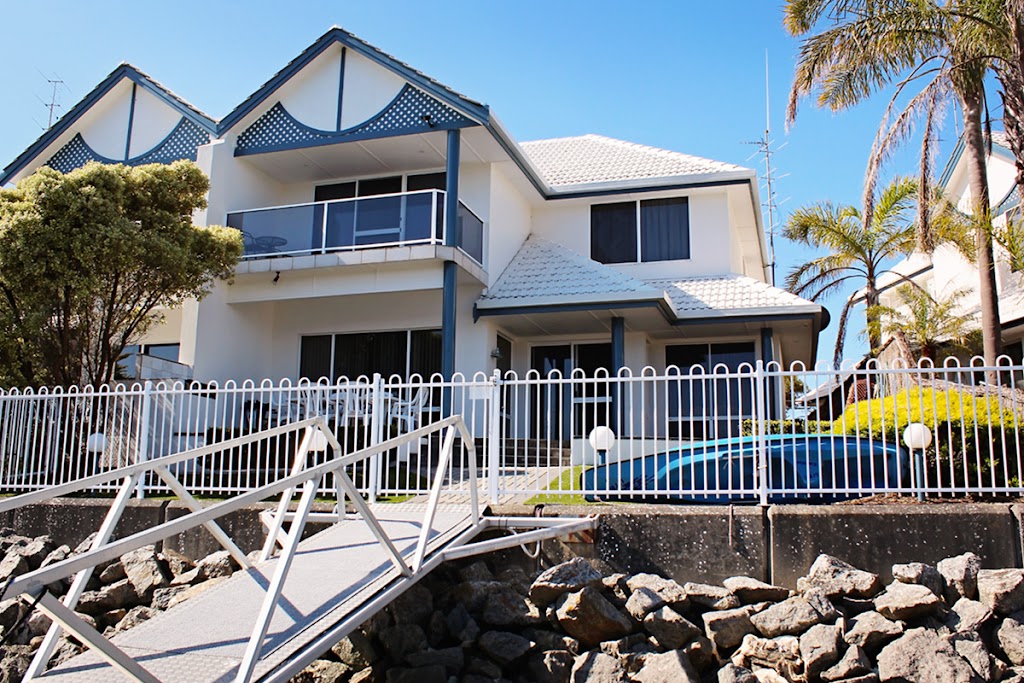 Marina Townhouse Port Lincoln | 32A Parnkalla Ave, Port Lincoln SA 5606, Australia | Phone: 0408 364 488