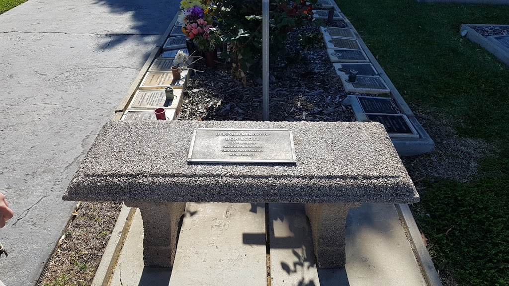 Bon Scott Grave | park | Carrington St & Leach Hwy, Palmyra WA 6157, Australia | 1300793109 OR +61 1300 793 109