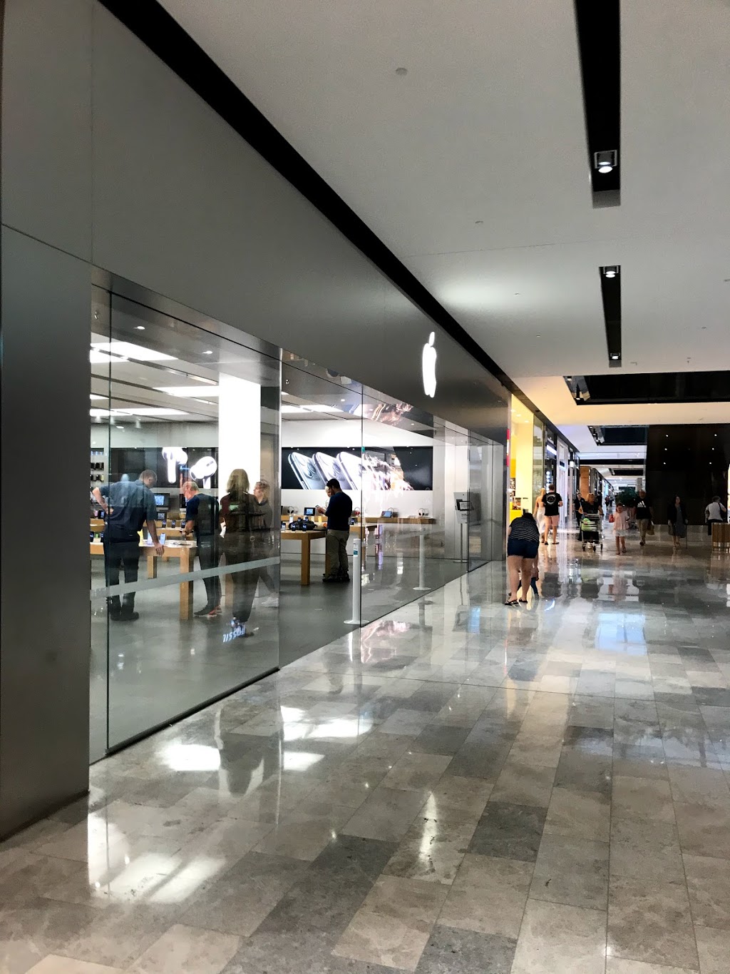 Apple Chermside | Westfield Chermside, Chermside QLD 4032, Australia | Phone: (07) 3115 0800