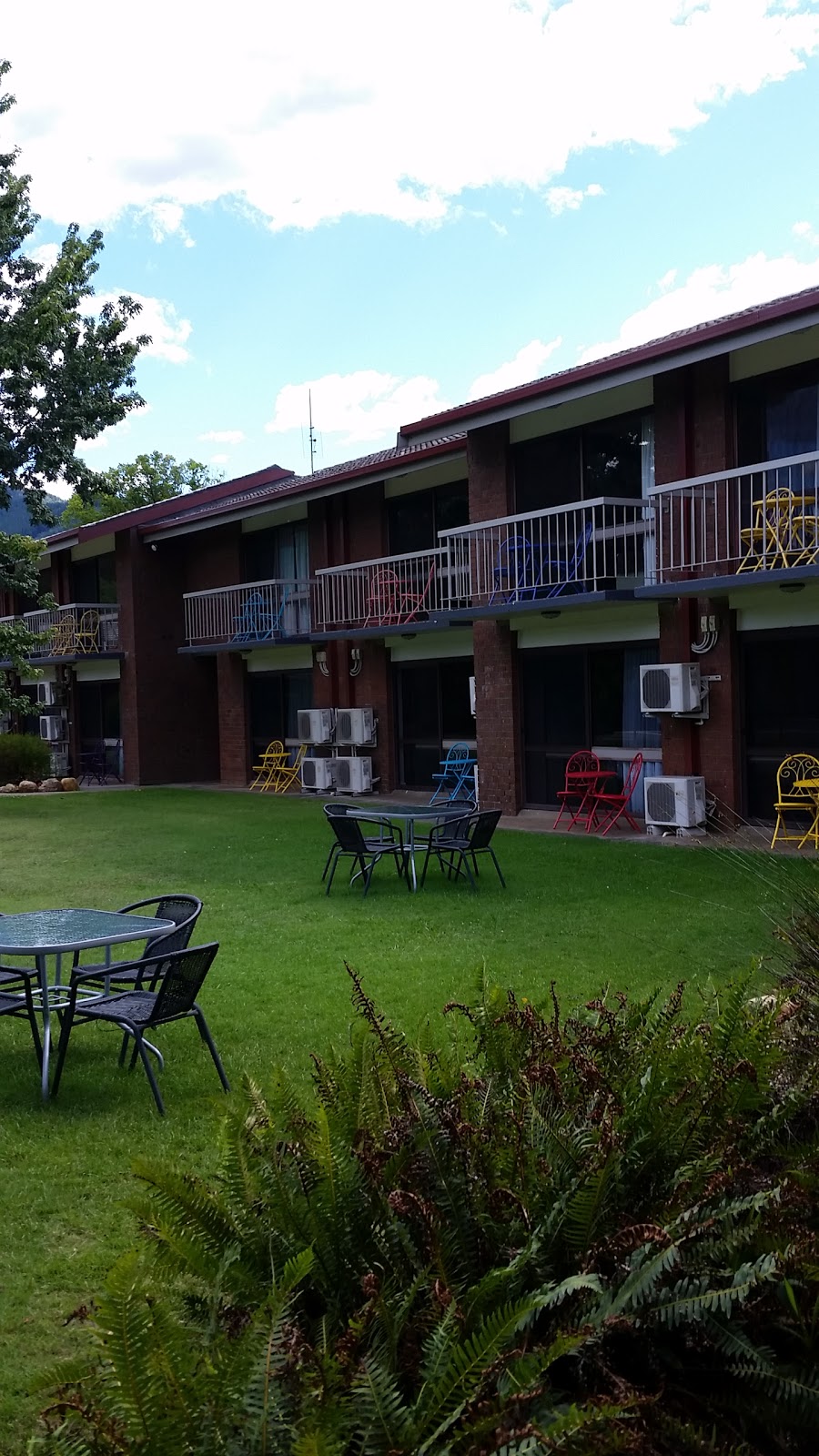 Bogong View Motor Inn | lodging | 35-41 Delany Ave, Bright VIC 3741, Australia | 0357551422 OR +61 3 5755 1422