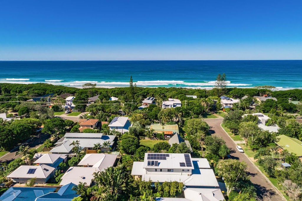 A PERFECT STAY Shore Beats Work | 5 Beachside Dr, Suffolk Park NSW 2481, Australia | Phone: 1300 588 277