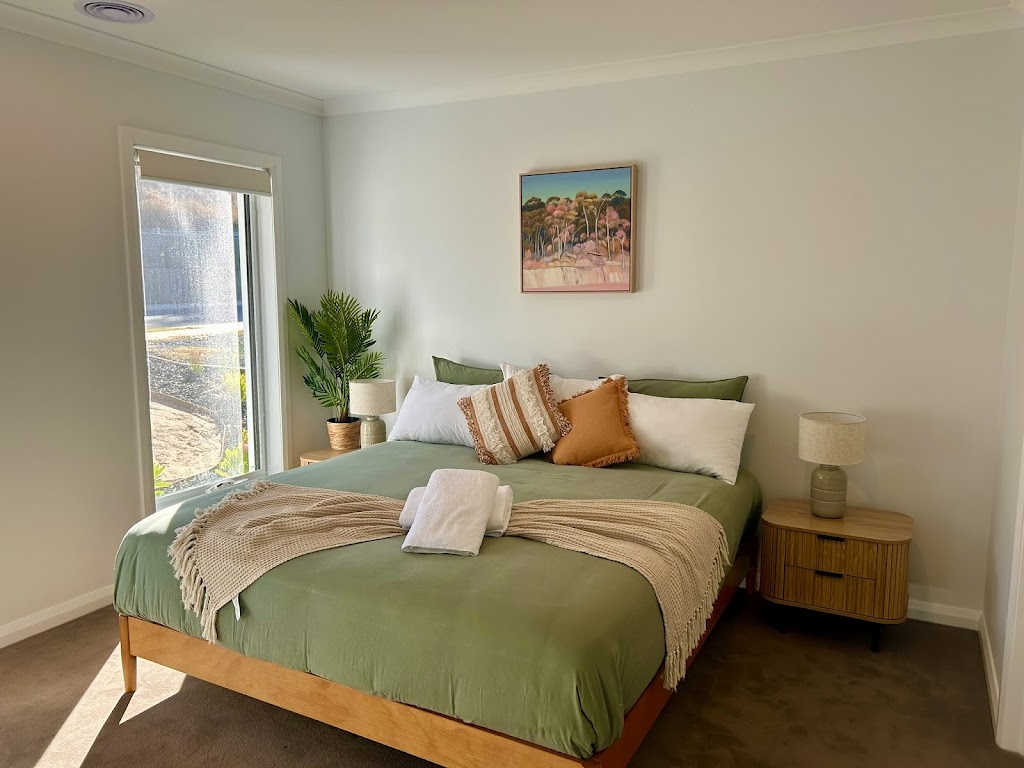 Stay Albury Wodonga - House on the Hill | 74 Clarendon Ave, Wodonga VIC 3690, Australia | Phone: 0480 856 060