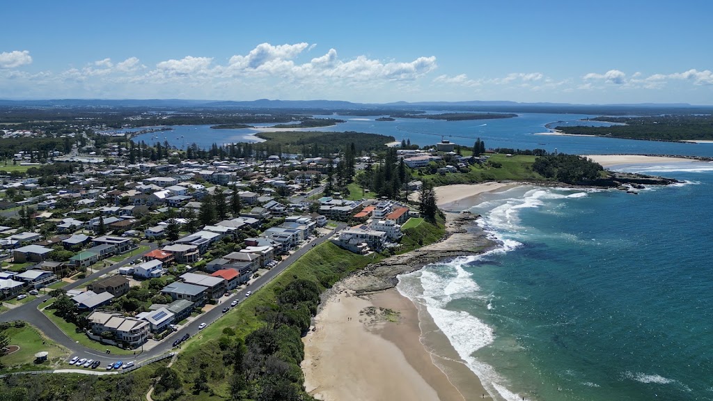 Sandrift Beachside Apartments - Oceanstays | 21 Ocean St, Yamba NSW 2464, Australia | Phone: 1800 963 444