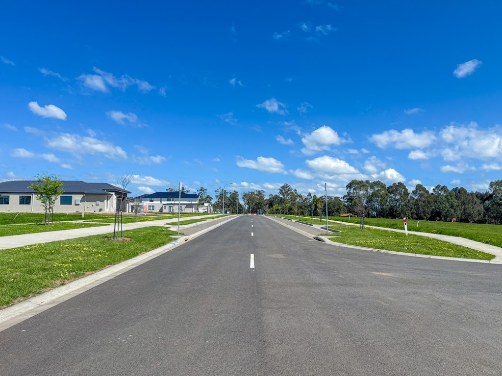 Drouin Fields Estate | 70 Gardner and Holman Rd, Drouin VIC 3818, Australia | Phone: 0466 990 241