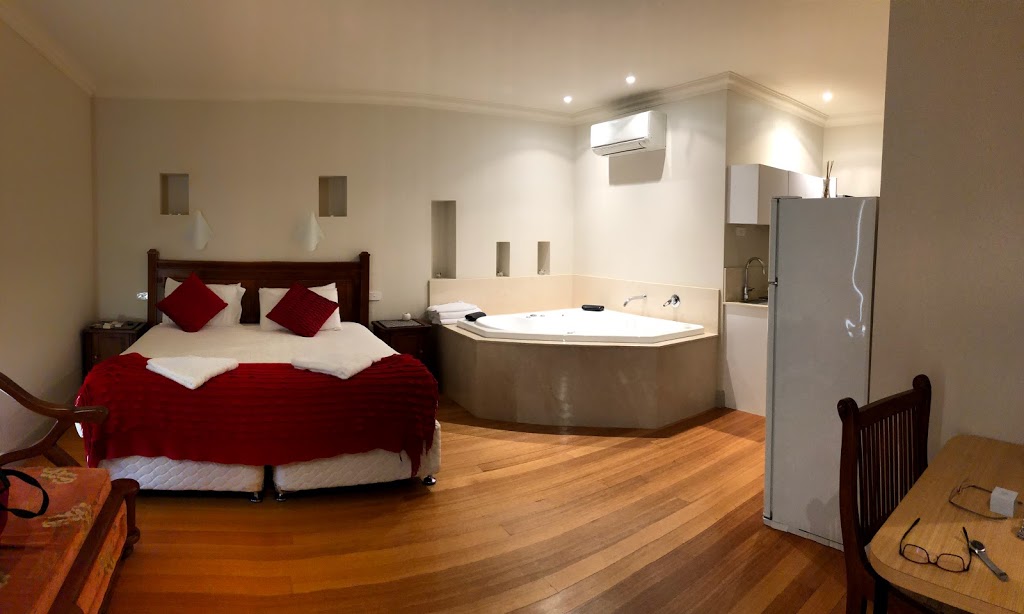Aurora Manor Rooms | lodging | 302 Tunnel Rd, Pomonal VIC 3381, Australia | 0417682764 OR +61 417 682 764