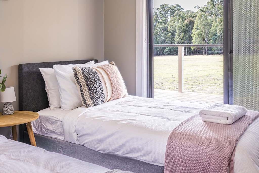 Paradise Valley Cottage and Lake in Spring Hill | 200 Paradise Valley Rd, Spring Hill VIC 3444, Australia | Phone: 0457 222 654