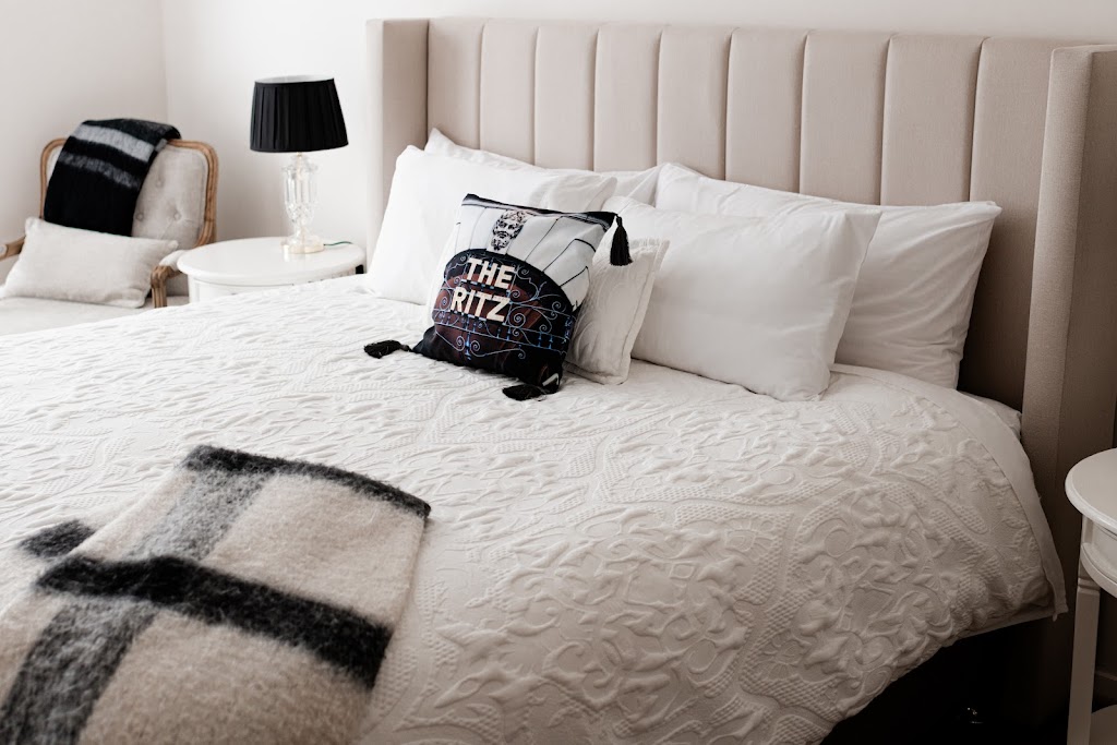 Luxe Homestay 1 to 4 Bedrooms // 6 OClock Shadows // Orbost | Duggans Rd, Orbost VIC 3888, Australia | Phone: 0434 230 530