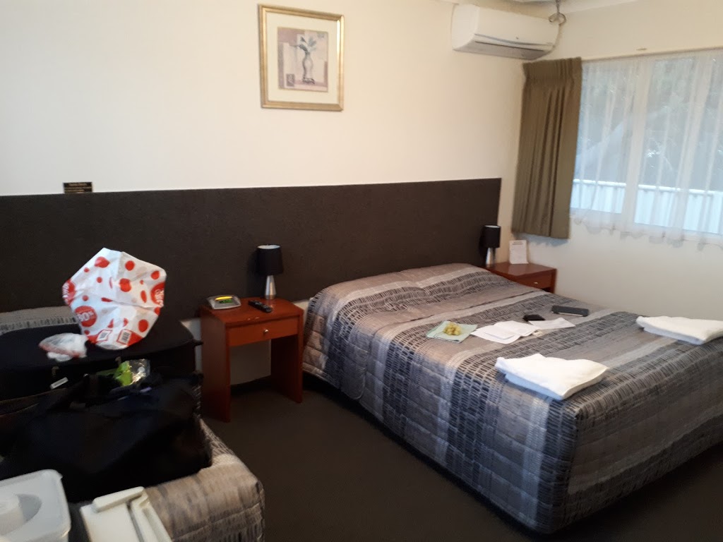 Hanging Rock Family Motel | 1 Dolphin Ave, Batemans Bay NSW 2536, Australia | Phone: (02) 4472 4466