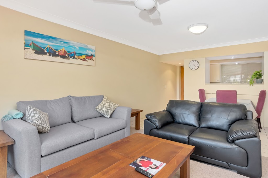 Superb + Convenient 2 Bedroom Courtyard Apartment | lodging | 11 Burlington St, Holland Park West QLD 4121, Australia | 0413320328 OR +61 413 320 328