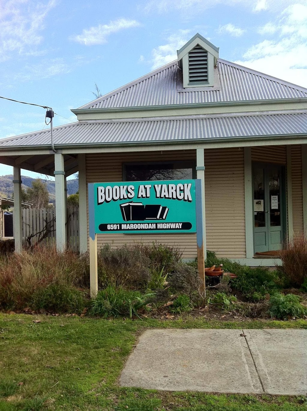 Books at Yarck | book store | 6591 Maroondah Hwy, Yarck VIC 3719, Australia | 0357734337 OR +61 3 5773 4337
