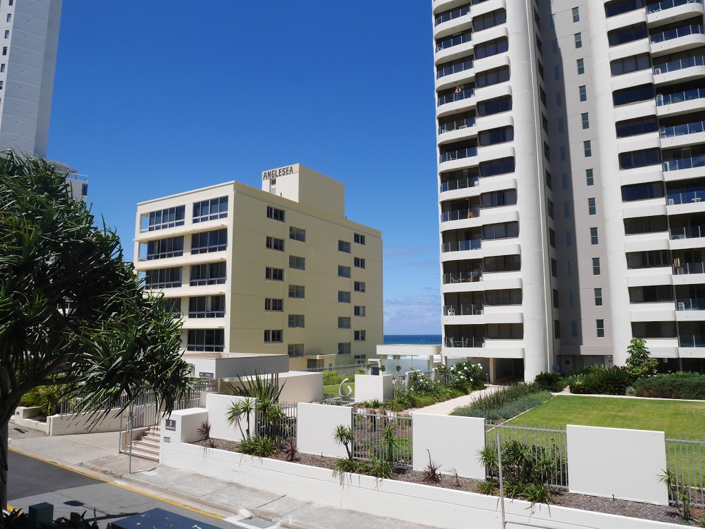 Emerald Sands Holiday Apartments | 2 Fern St, Surfers Paradise QLD 4217, Australia | Phone: (07) 5526 7588