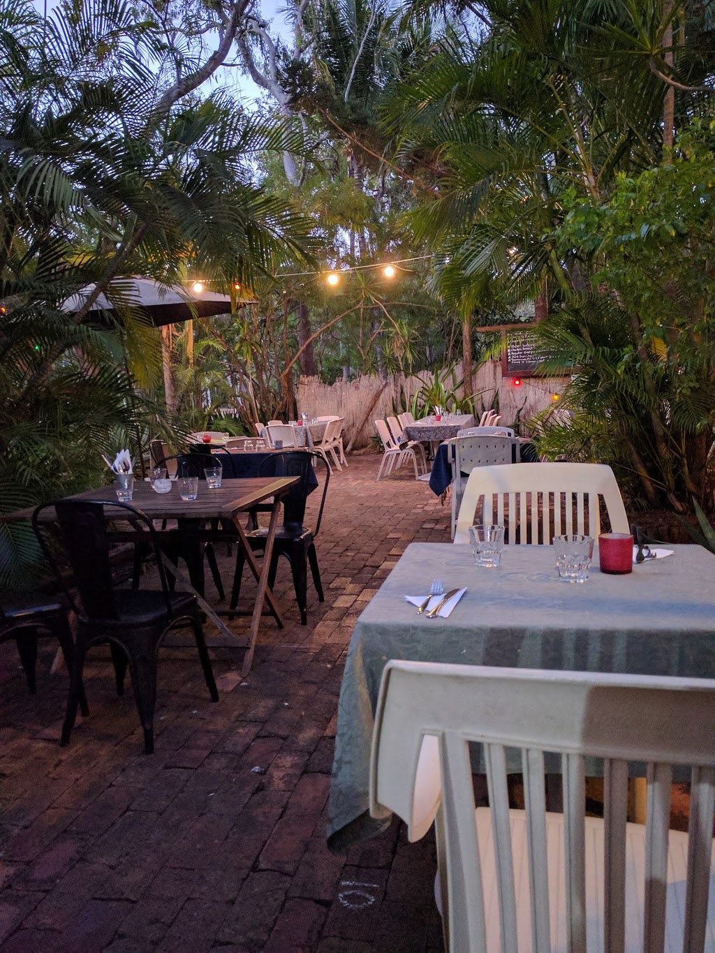 Man Friday Restaurant | restaurant | 37 Warboys St, Nelly Bay QLD 4819, Australia | 0747785658 OR +61 7 4778 5658