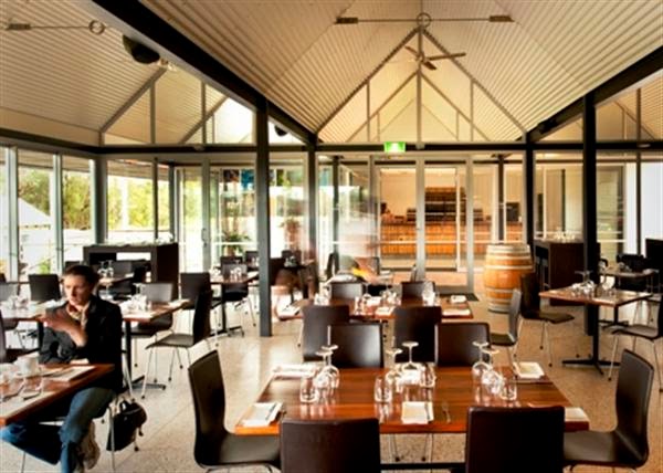 Upper Reach Winery | restaurant | 77 Memorial Ave, Baskerville WA 6056, Australia | 0892960078 OR +61 8 9296 0078
