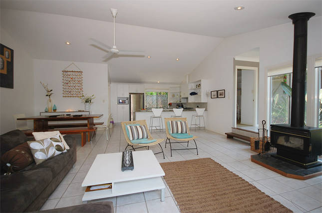 Byron Bay Holiday House | Casa De Playa, 39 Alcorn St, Suffolk Park NSW 2481, Australia | Phone: (07) 5477 0228