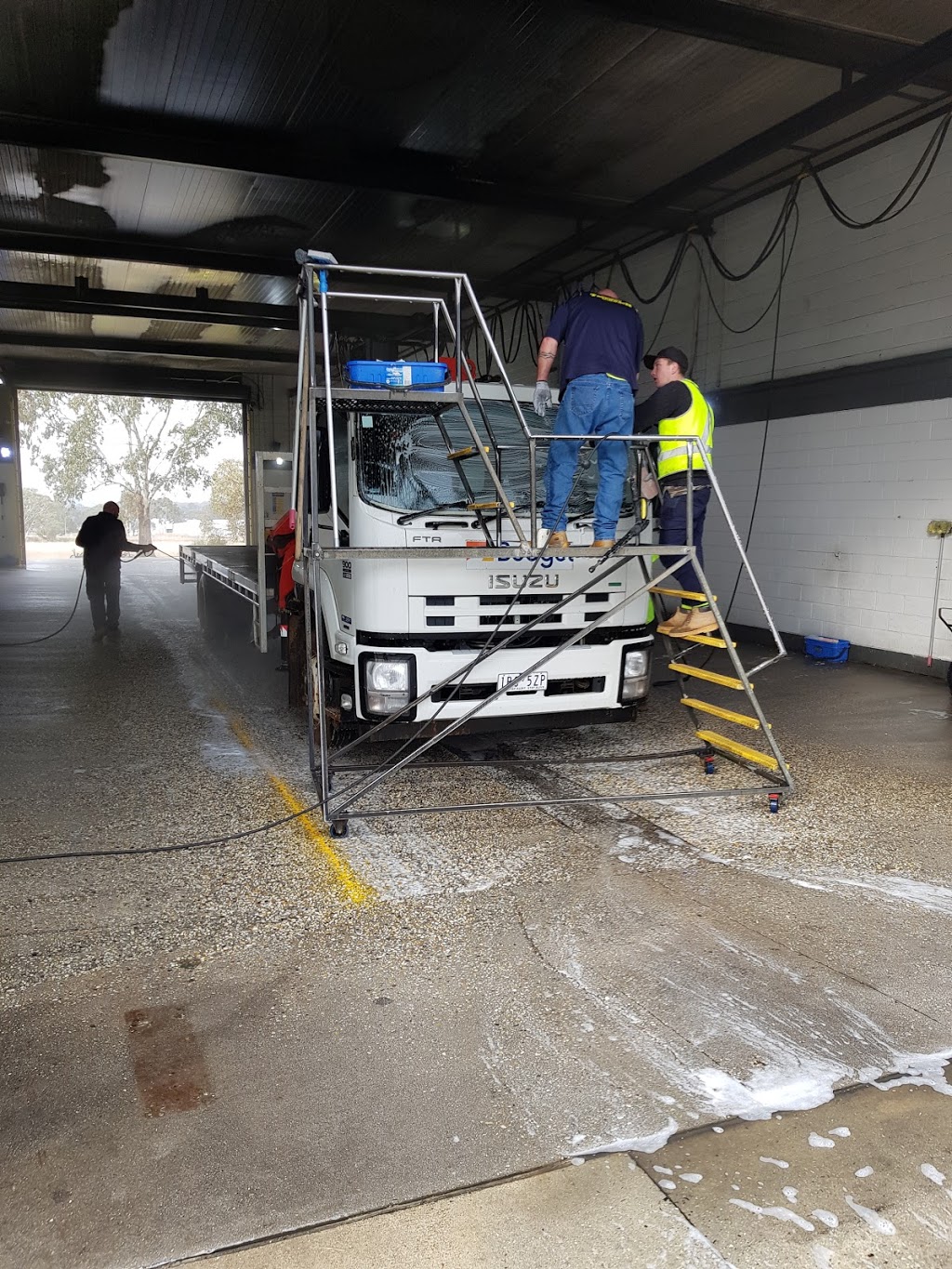 KING of the ROAD TRUCKWASH | 221 Kaitlers Rd, Lavington NSW 2641, Australia | Phone: (02) 6025 1154