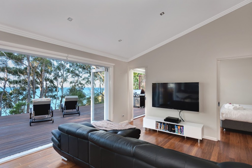 Bannisters Oceanfront Holiday House | lodging | 171 Mitchell Parade, Mollymook Beach NSW 2539, Australia | 0406650650 OR +61 406 650 650