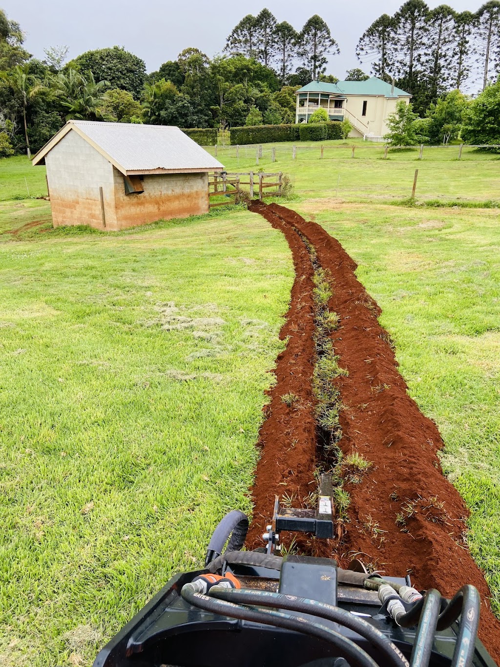 Outlaw Mini Digger Services | 9 Lamington Parade, Tamborine Mountain QLD 4272, Australia | Phone: 0422 917 830