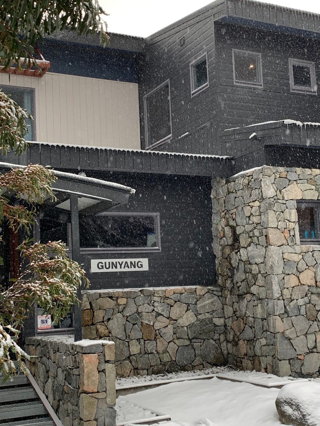 Gunyang Ski Lodge | lodging | 4 Chimneys Way, Kosciuszko National Park NSW 2625, Australia | 0418502599 OR +61 418 502 599