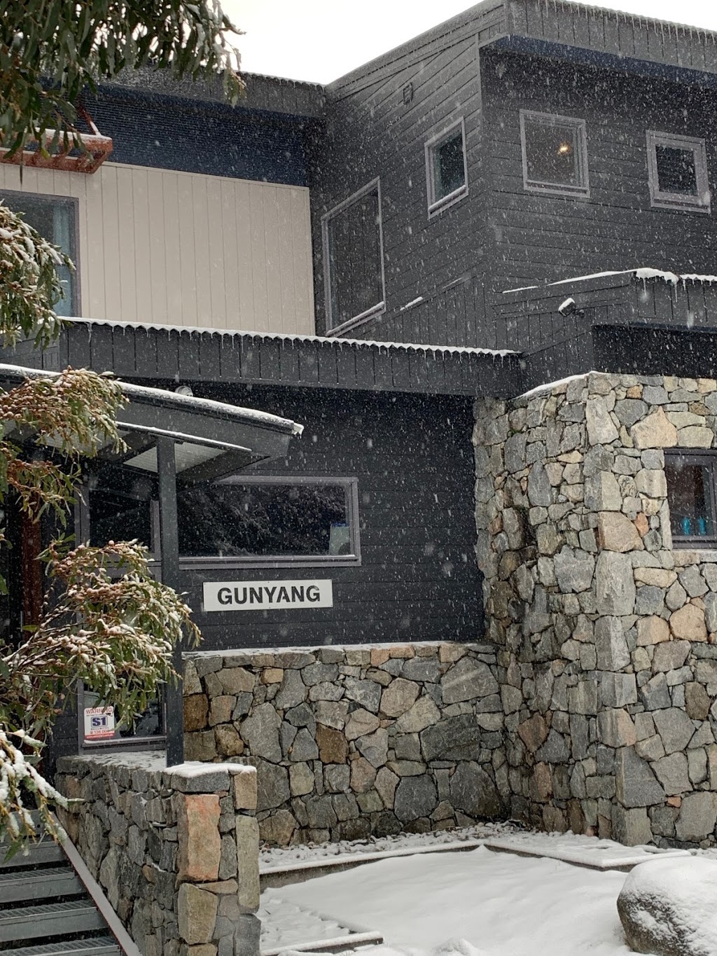 Gunyang Ski Lodge | 4 Chimneys Way, Kosciuszko National Park NSW 2625, Australia | Phone: 0418 502 599