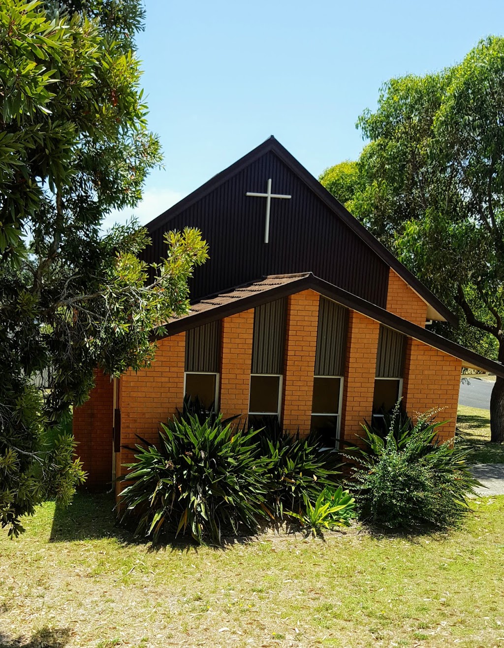 St John Vianneys Redhead Church | church | Beach Rd & Hutchinson St, Redhead NSW 2290, Australia | 0249434153 OR +61 2 4943 4153