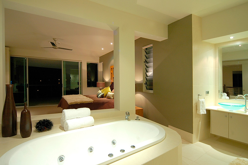 Aqua Villa | lodging | 14 King James Ct, Paradise Point QLD 4216, Australia | 0892604460 OR +61 8 9260 4460