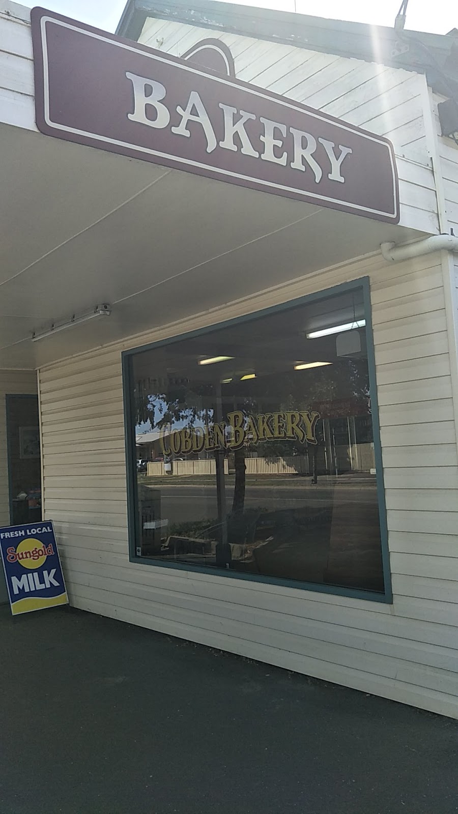 Cobdens Great Bakery | bakery | 54 Curdie St, Cobden VIC 3266, Australia | 0355951212 OR +61 3 5595 1212