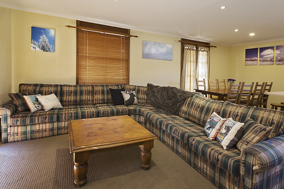 Edelweiss Hutte Jindabyne | lodging | 26 Mitchell Circuit, Jindabyne NSW 2627, Australia | 0264567022 OR +61 2 6456 7022